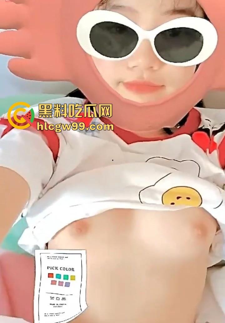 武汉大学反差眼镜女大【林新一】被金主调教视频曝光,各种场合忘我口交,表情销魂口技一流!