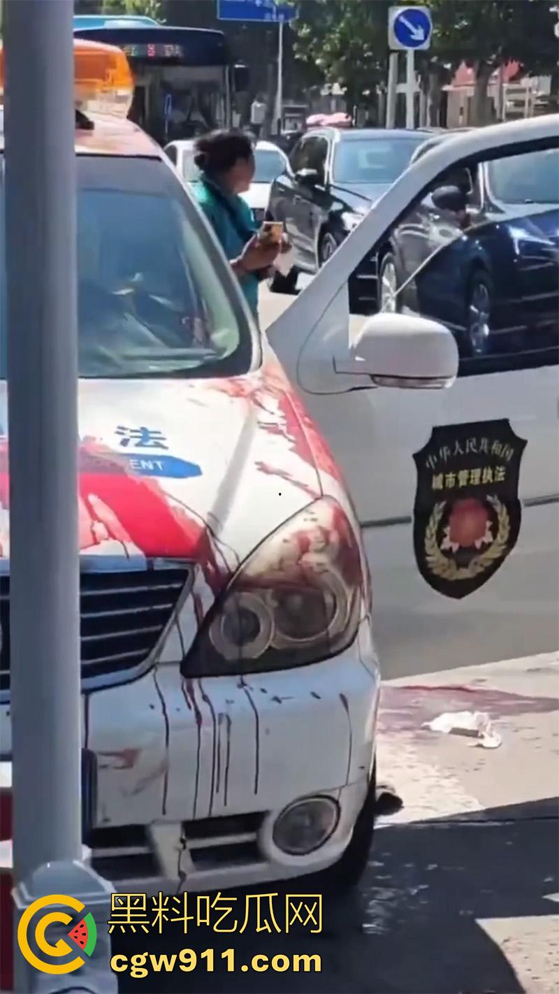 山东泰安五马市场附近,一名小贩与城管发生冲突,被城管欺负愤愤不平,随后在城管车前自刎。