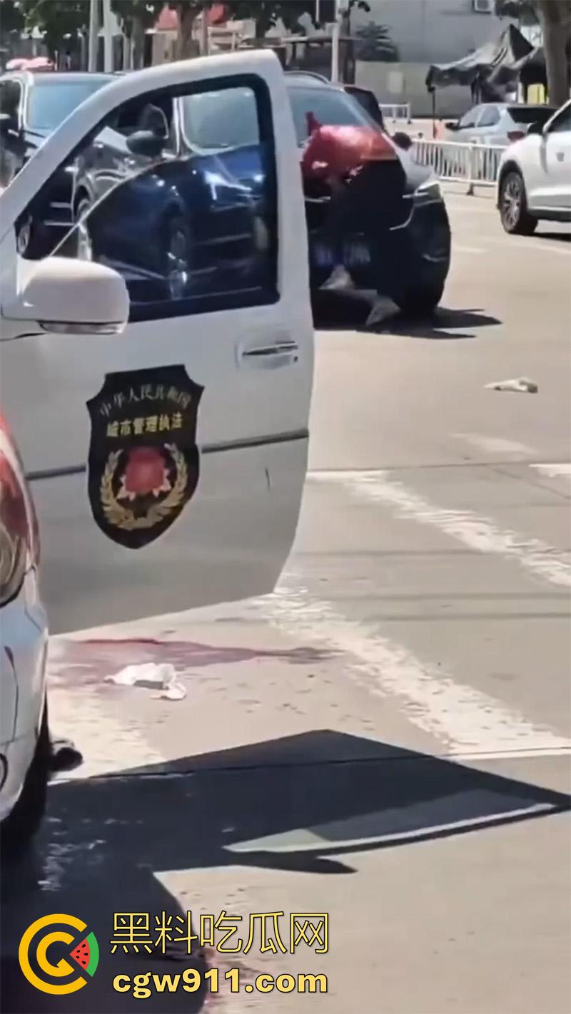 山东泰安五马市场附近,一名小贩与城管发生冲突,被城管欺负愤愤不平,随后在城管车前自刎。