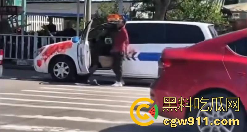 山东泰安五马市场附近,一名小贩与城管发生冲突,被城管欺负愤愤不平,随后在城管车前自刎。