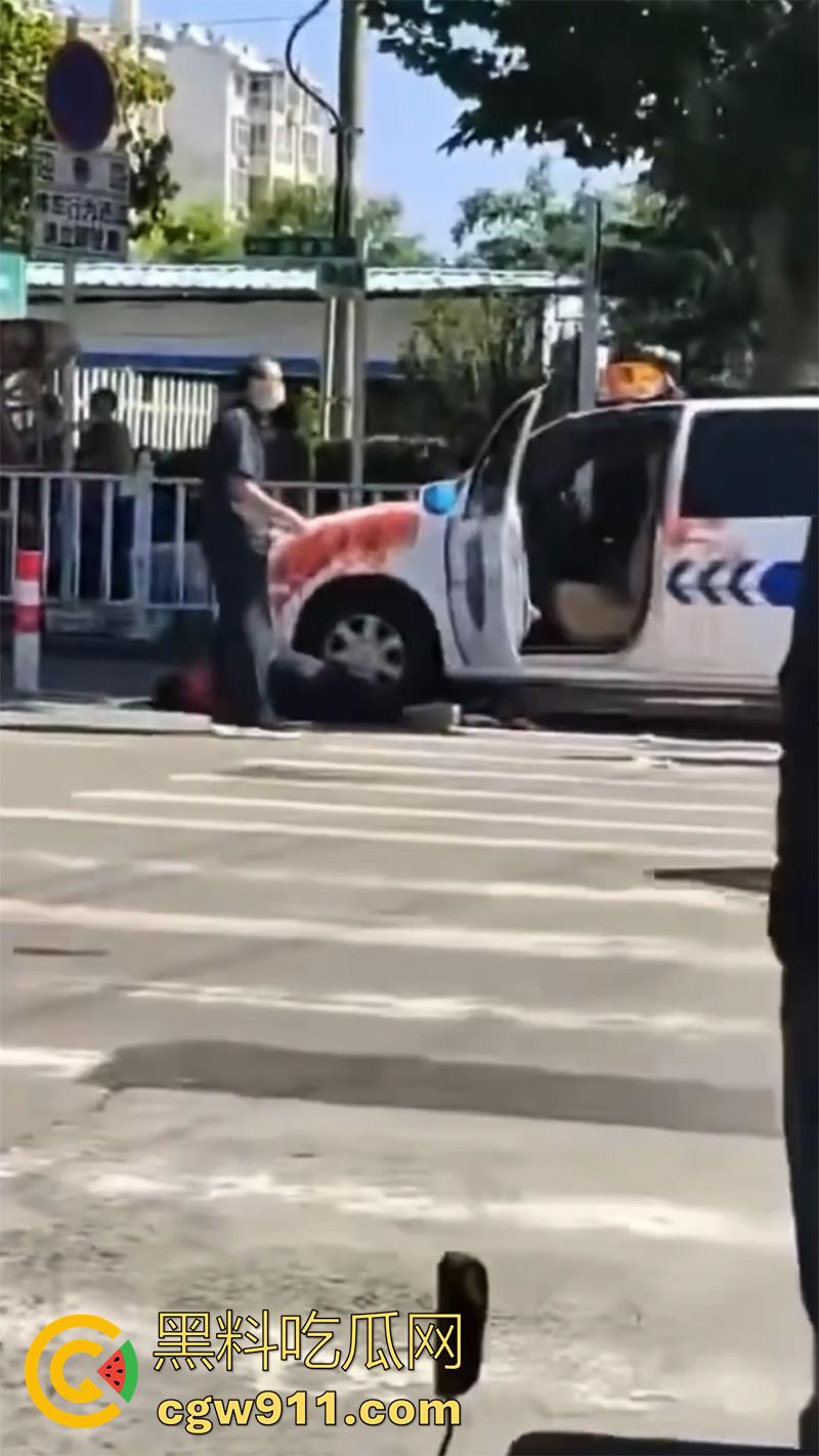 山东泰安五马市场附近,一名小贩与城管发生冲突,被城管欺负愤愤不平,随后在城管车前自刎。