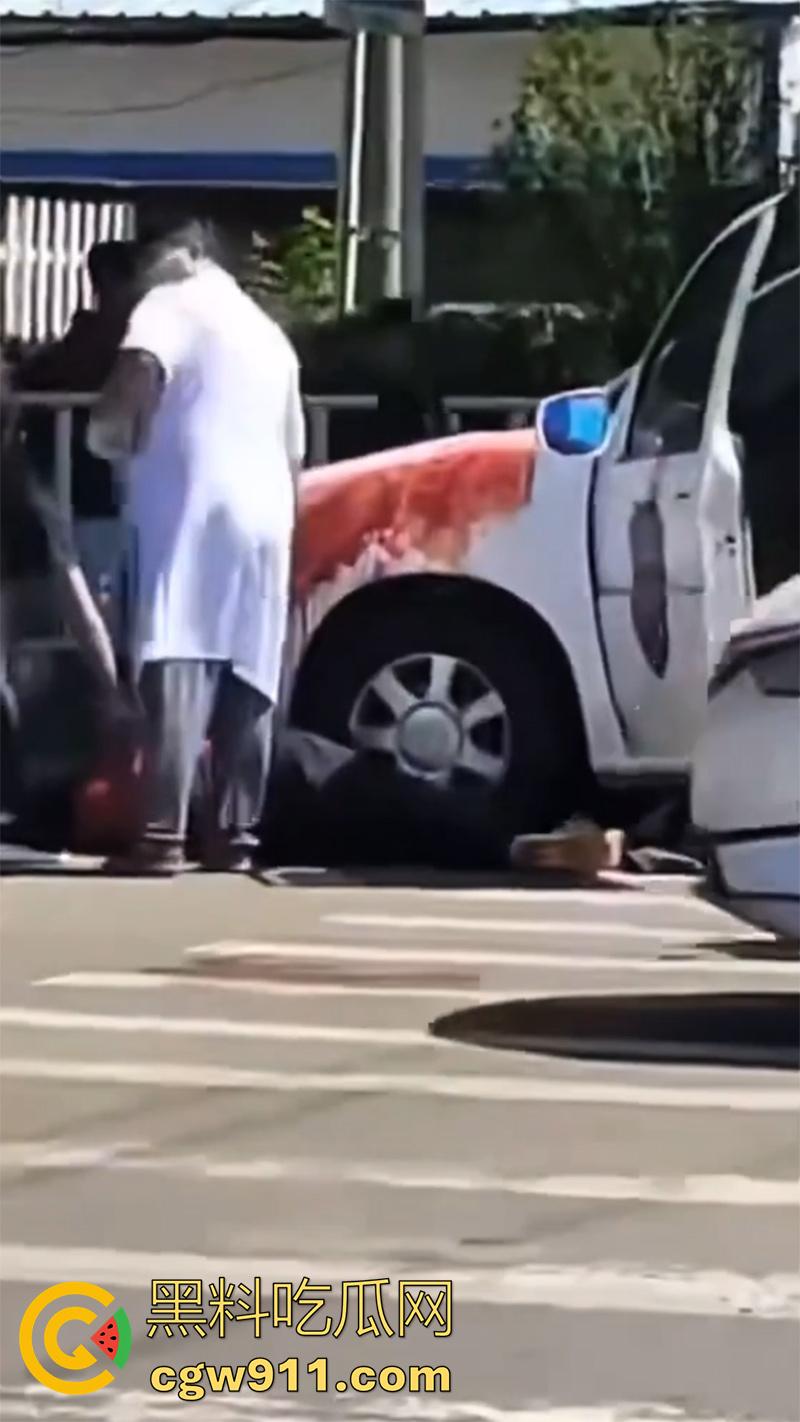 山东泰安五马市场附近,一名小贩与城管发生冲突,被城管欺负愤愤不平,随后在城管车前自刎。