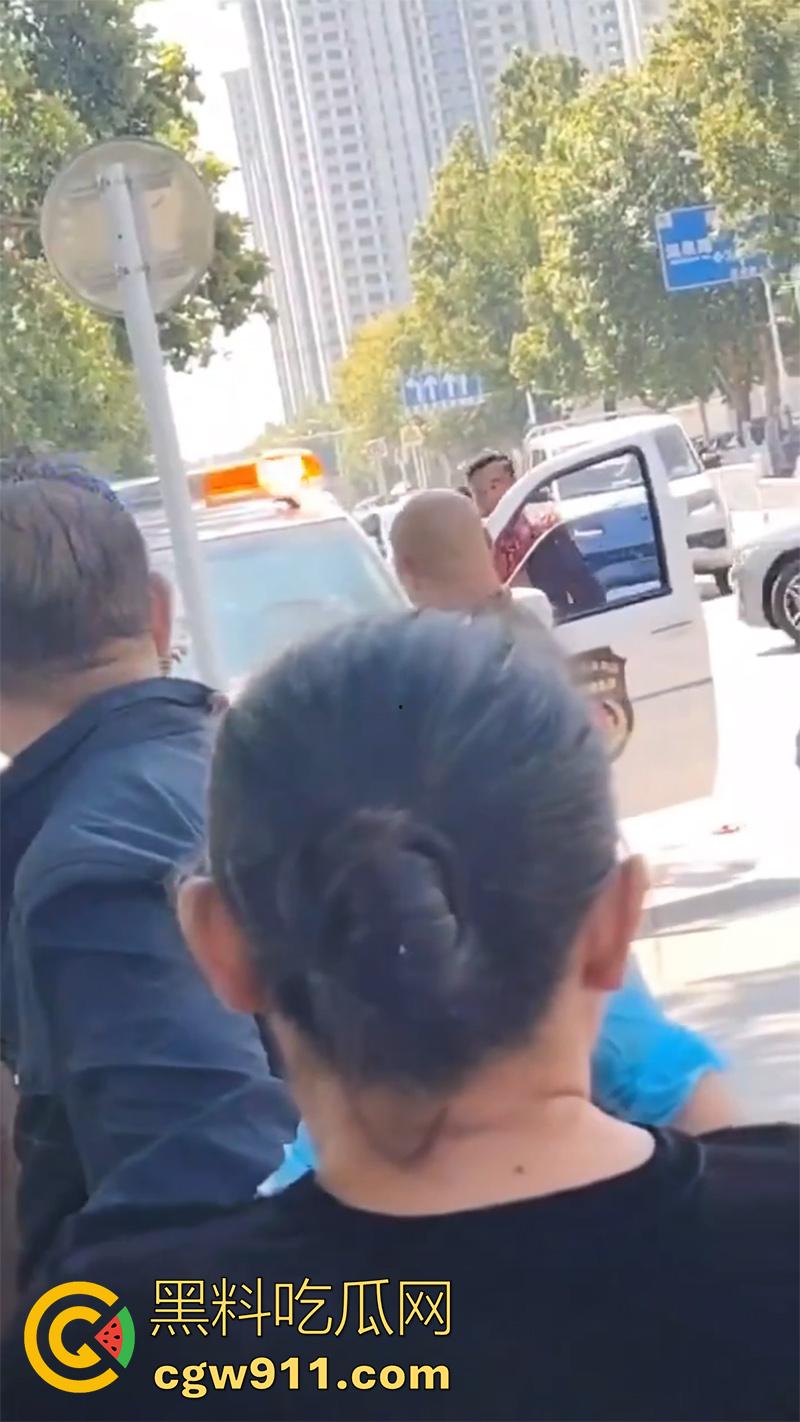 山东泰安五马市场附近,一名小贩与城管发生冲突,被城管欺负愤愤不平,随后在城管车前自刎。