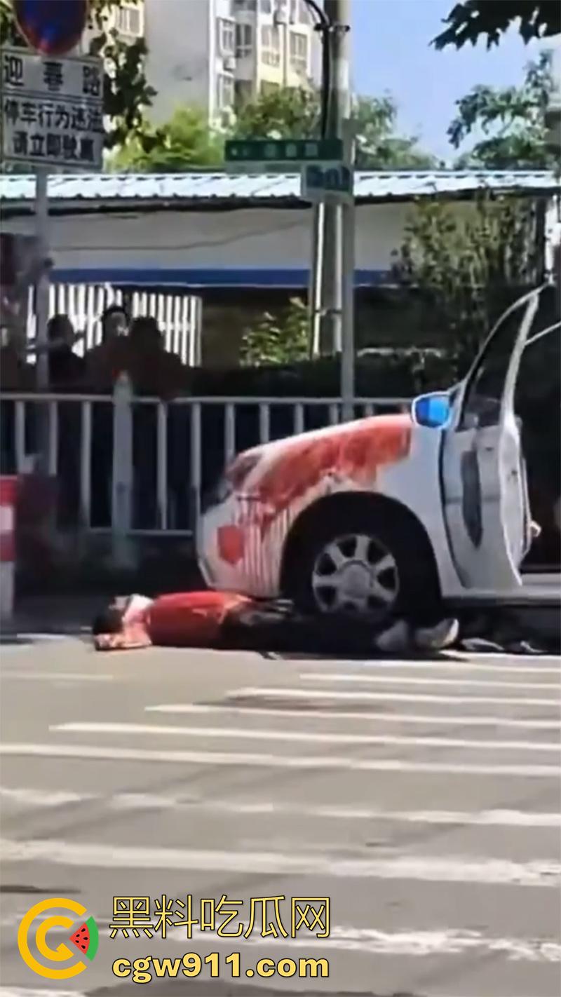 山东泰安五马市场附近,一名小贩与城管发生冲突,被城管欺负愤愤不平,随后在城管车前自刎。