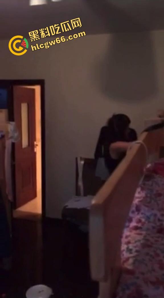 厂妹宿舍激情自调奶,宿舍里光着身子被揉奶,按摩一边动手一边被拍,日子过得也够滋润!