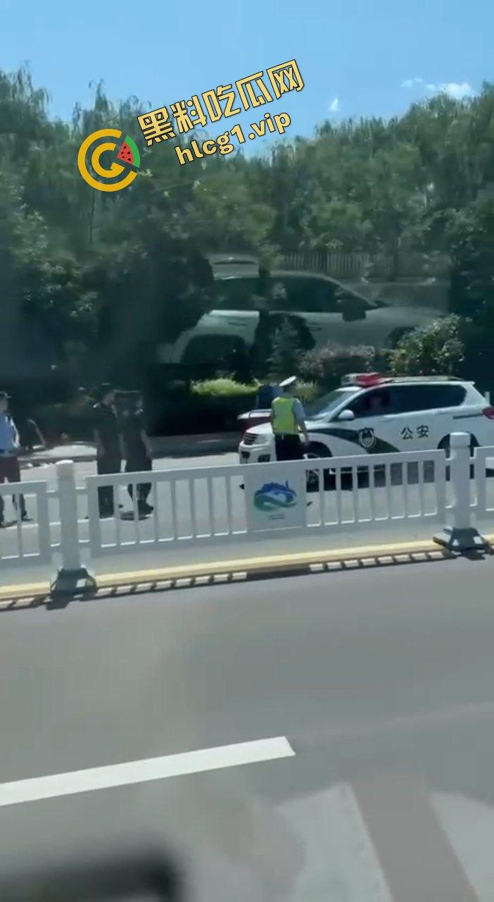 甘肃平凉捅人事件!5个精神小伙围堵1个高三学生 利用管制刀具反杀1人!致2人重伤 3人逃跑!