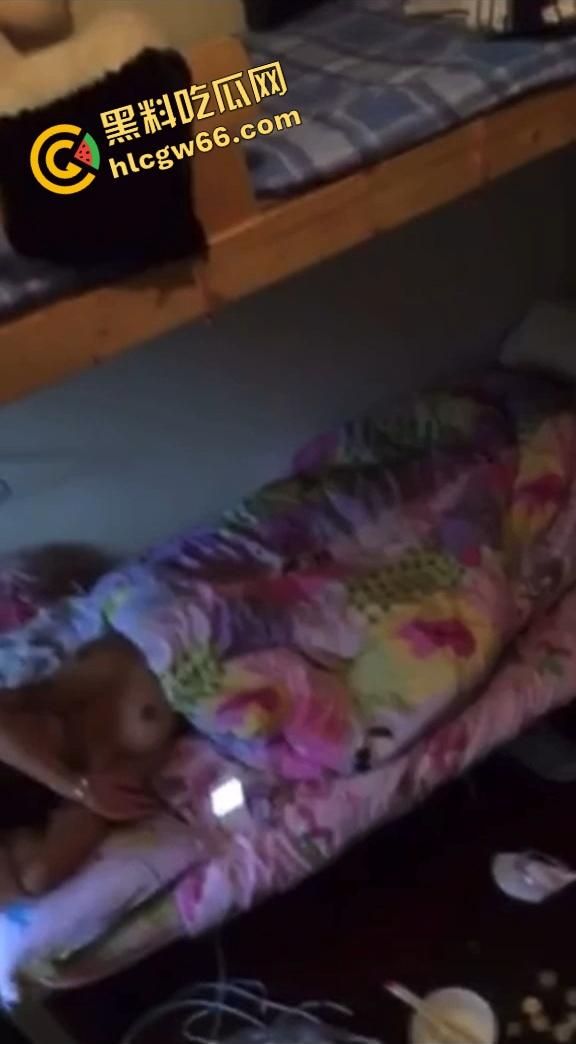 厂妹宿舍激情自调奶,宿舍里光着身子被揉奶,按摩一边动手一边被拍,日子过得也够滋润!