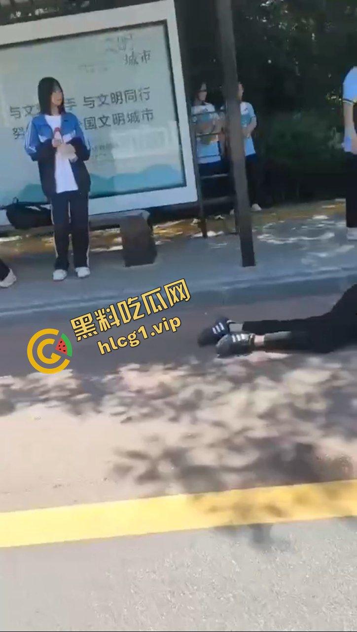 甘肃平凉捅人事件!5个精神小伙围堵1个高三学生 利用管制刀具反杀1人!致2人重伤 3人逃跑!