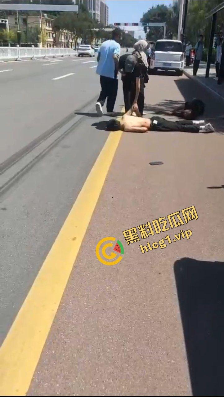 甘肃平凉捅人事件!5个精神小伙围堵1个高三学生 利用管制刀具反杀1人!致2人重伤 3人逃跑!