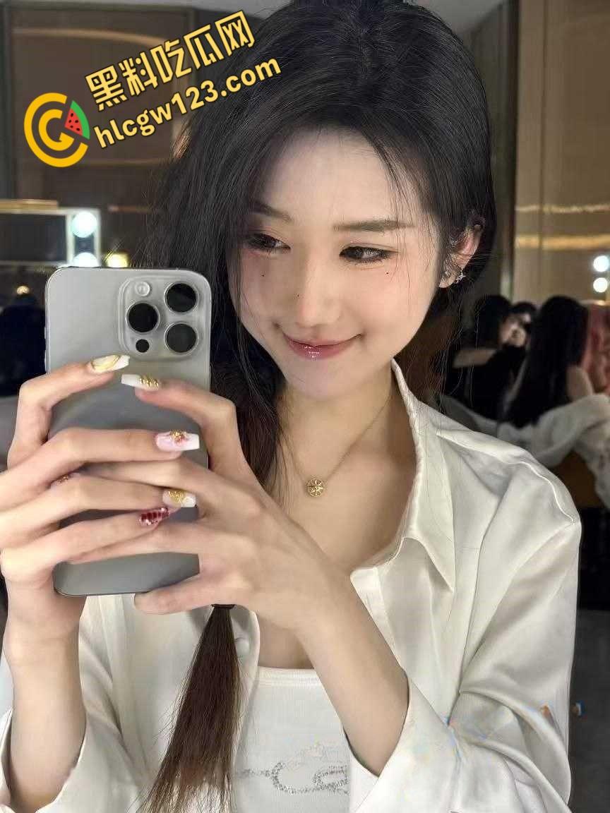 高颜留学生与大屌洋男友激情做爱，肥美多汁的白虎粉鲍，紧紧包裹大屌被操得淫叫连连！