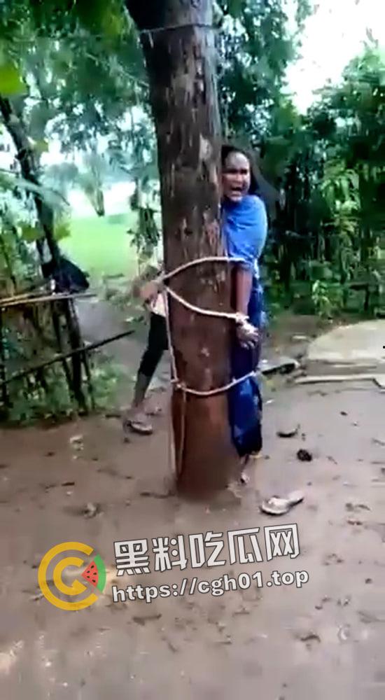 印度女人爱上穆斯林 被村里屌丝挂到树上抽成陀螺 哭得再惨也没用