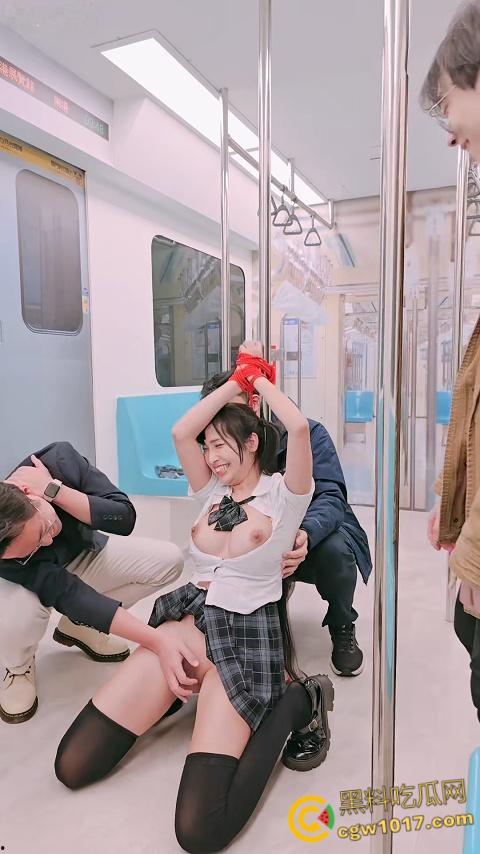 极品福利姬【慕慕Momo】,jk制服白虎嫩穴,在电车被捆绑SM调教,扯着扶手被抱起来肏,高潮爽到瘫痪倒地 !