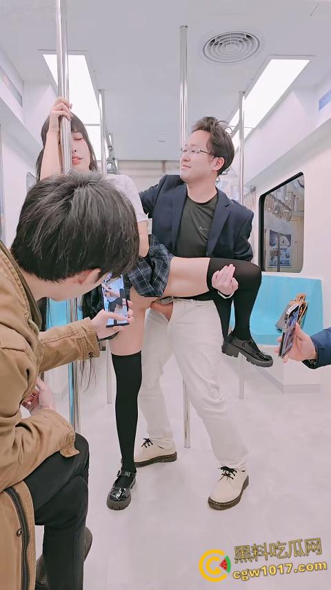 极品福利姬【慕慕Momo】,jk制服白虎嫩穴,在电车被捆绑SM调教,扯着扶手被抱起来肏,高潮爽到瘫痪倒地 !