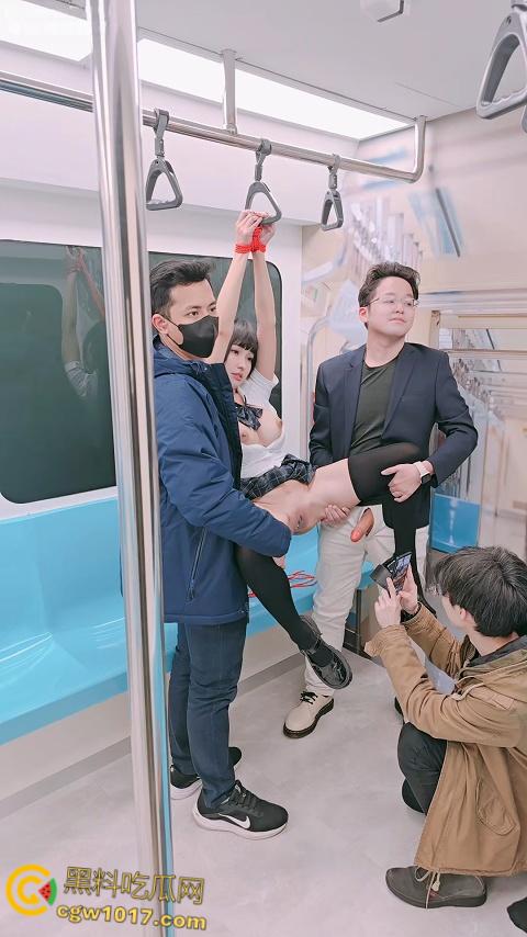 极品福利姬【慕慕Momo】,jk制服白虎嫩穴,在电车被捆绑SM调教,扯着扶手被抱起来肏,高潮爽到瘫痪倒地 !