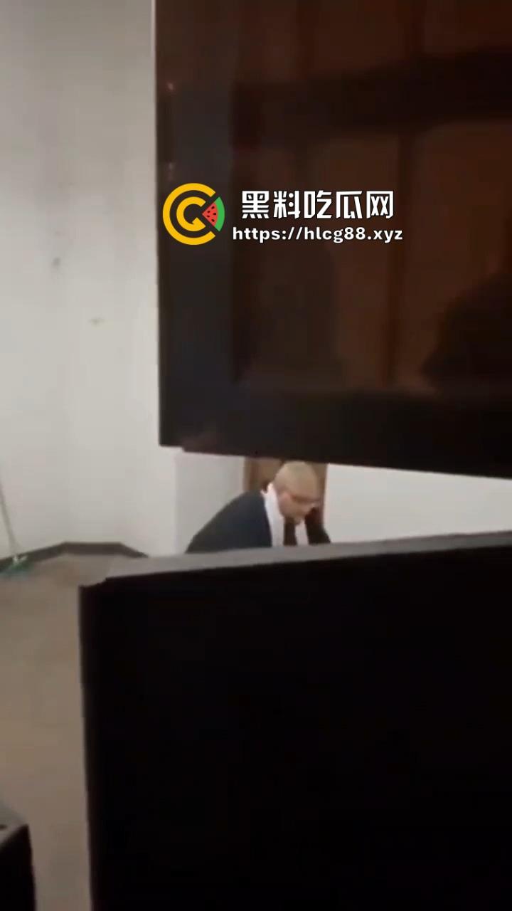 西班牙神棍教堂后操逼被偷录,闻完骚内裤掏鸡巴净化,哈利路亚喊得桌子都晃!