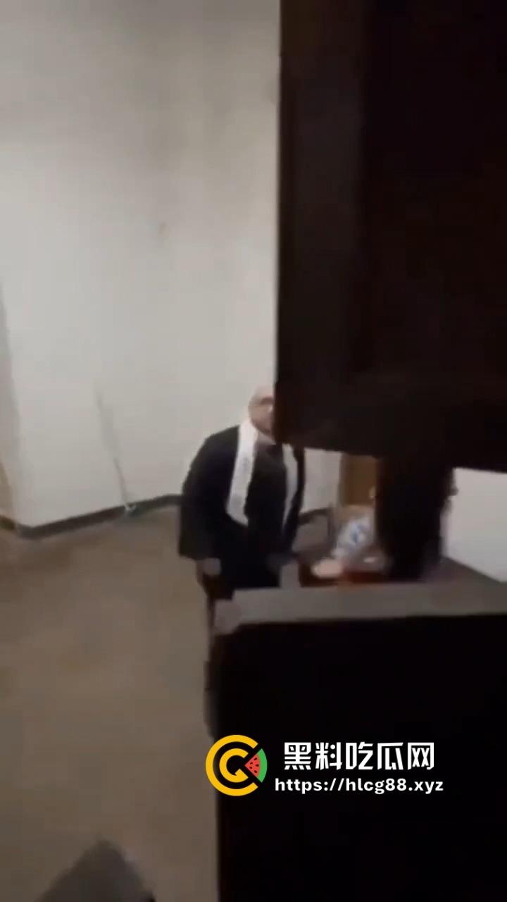 西班牙神棍教堂后操逼被偷录,闻完骚内裤掏鸡巴净化,哈利路亚喊得桌子都晃!