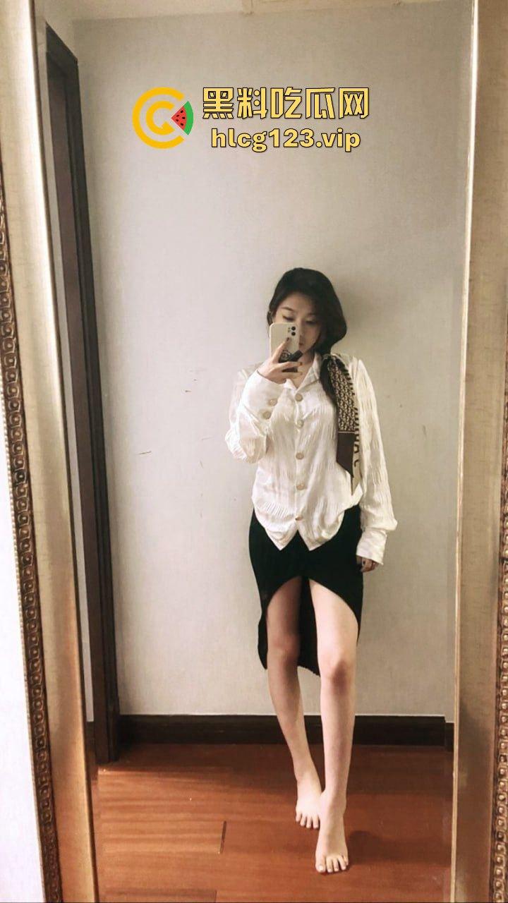 『李菲菲』床上风骚演绎！山东财经大学留学生的性爱视频泄密，吃鸡喷水让人看直了眼