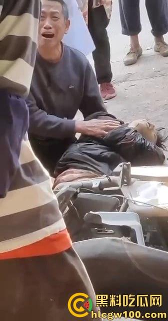 比亚迪秦村路超速强行超车,两名学生当场死亡,老父亲抱着儿子痛苦哀嚎