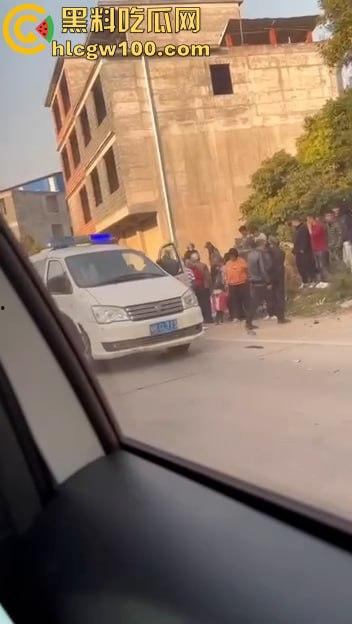 比亚迪秦村路超速强行超车,两名学生当场死亡,老父亲抱着儿子痛苦哀嚎