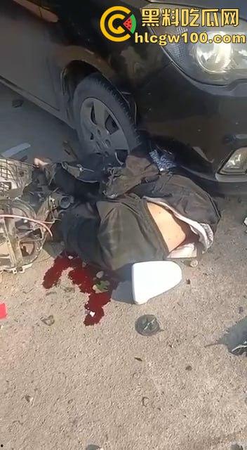 比亚迪秦村路超速强行超车,两名学生当场死亡,老父亲抱着儿子痛苦哀嚎