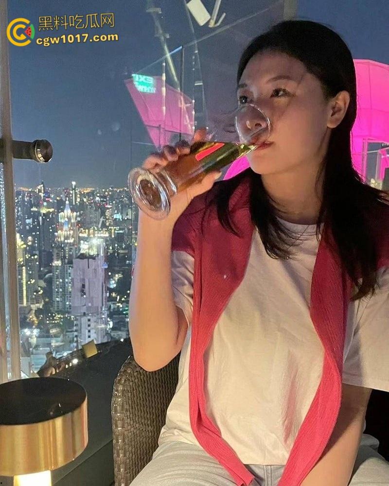 江苏常熟母狗李鑫,风骚又拜金,仅为百元红包上演裸舞,在酒店狂野约炮,撅起圆润的翘臀被金主蹂躏骚穴!