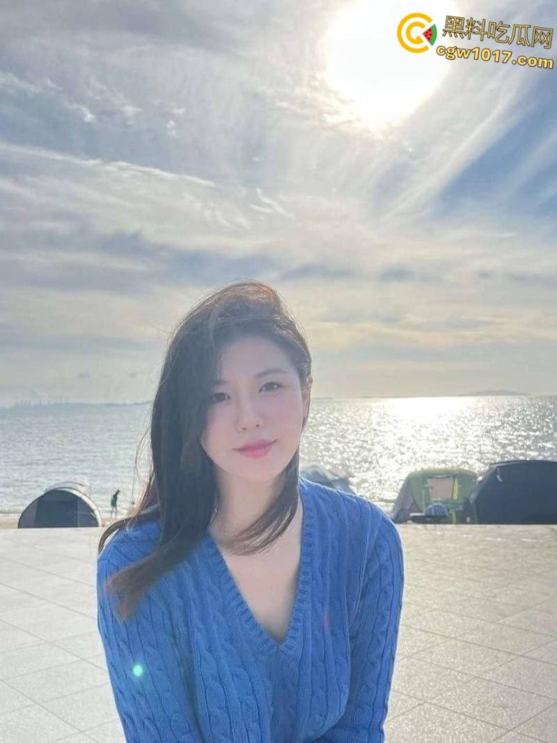 江苏常熟母狗李鑫,风骚又拜金,仅为百元红包上演裸舞,在酒店狂野约炮,撅起圆润的翘臀被金主蹂躏骚穴!