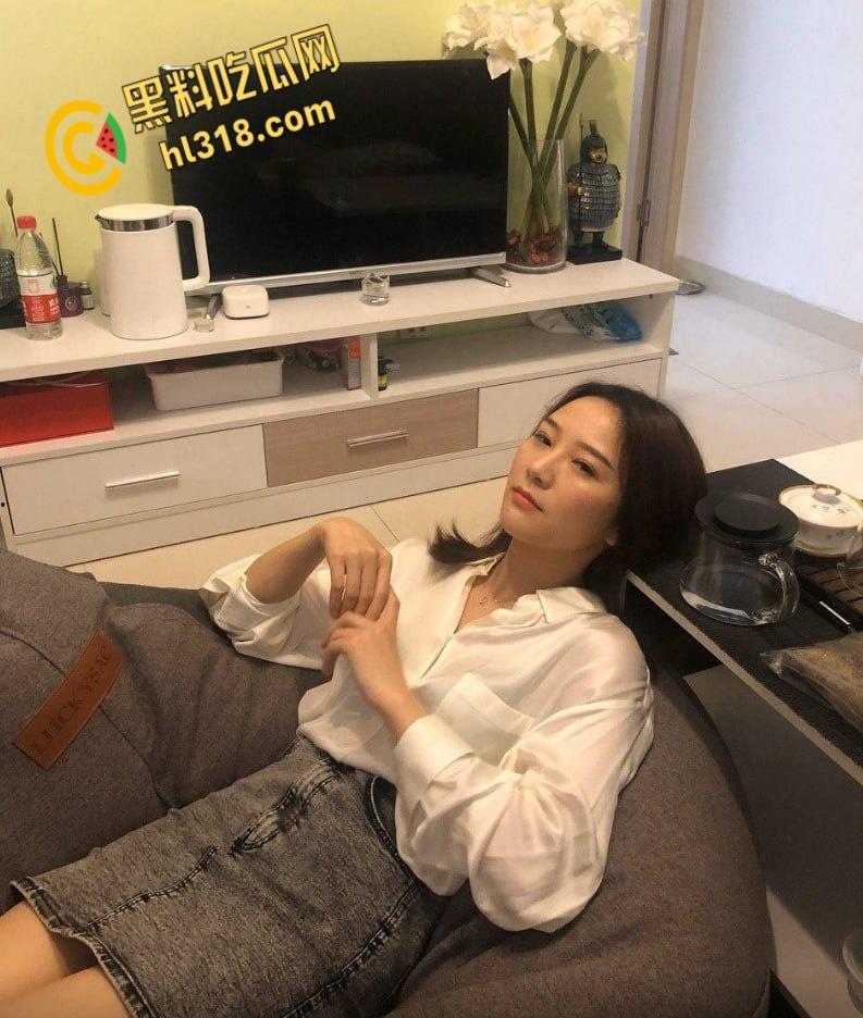 背着亲哥跟嫂子家里偷情，嫂子主动换上情趣丝袜，口交吃鸡黑丝诱惑，各种姿势爆操 !