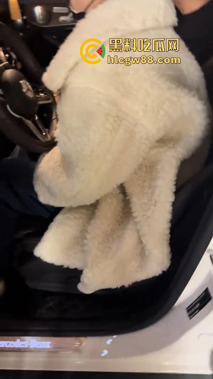 郑州奔驰车主抓小三『 卢丹丹』三姐车上被堵开房被阻,拿老婆车送小三借花献佛,三叉辉被黑的蛮惨!