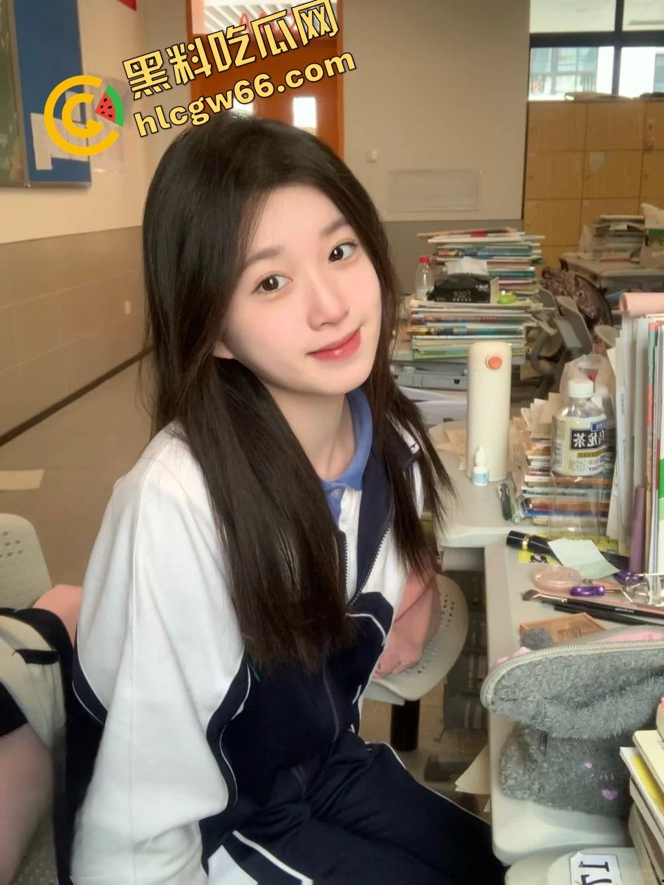 湖南骚学妹【苏润芝】穿着百褶裙给男友舔到发疯！白嫩奶子啪得跳，湿逼吸得啪啪响！