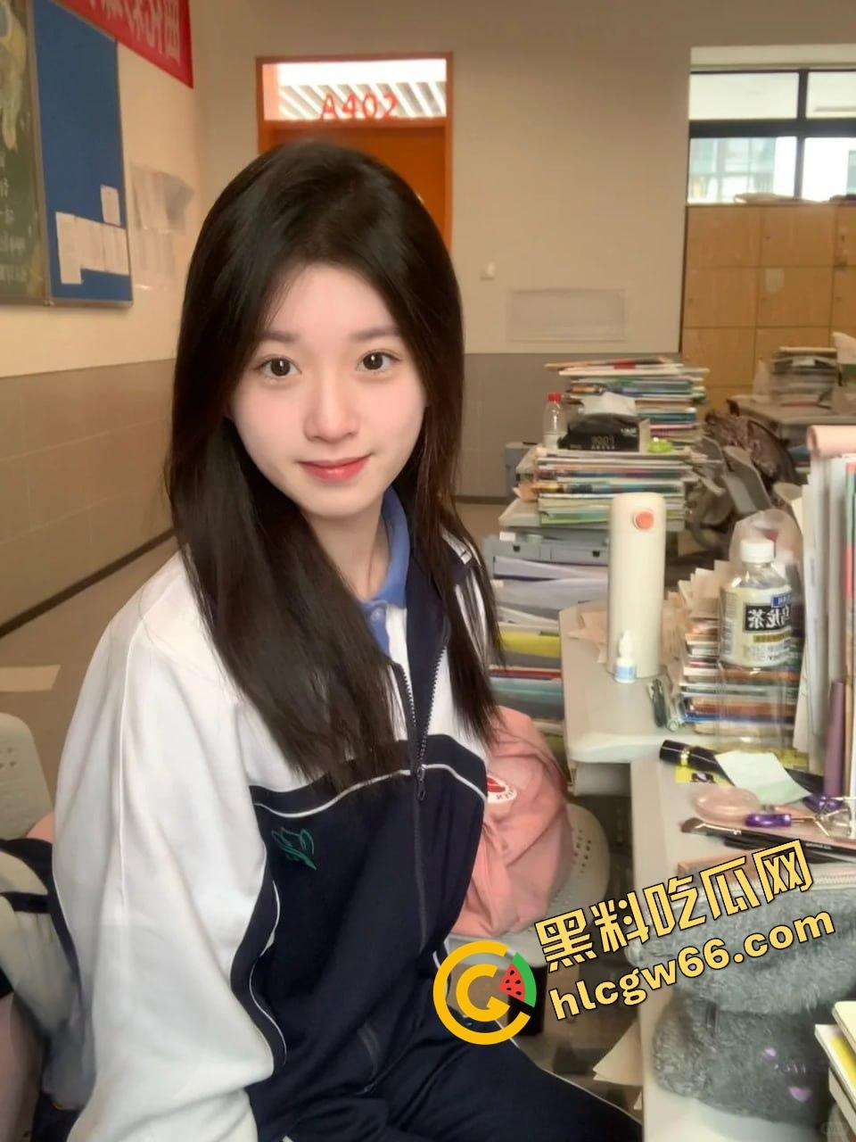 湖南骚学妹【苏润芝】穿着百褶裙给男友舔到发疯!白嫩奶子啪得跳,湿逼吸得啪啪响!