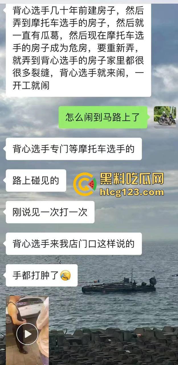 背心哥PK摩托车选手！见一次打一次，背心哥为何如此讨厌摩托车手？