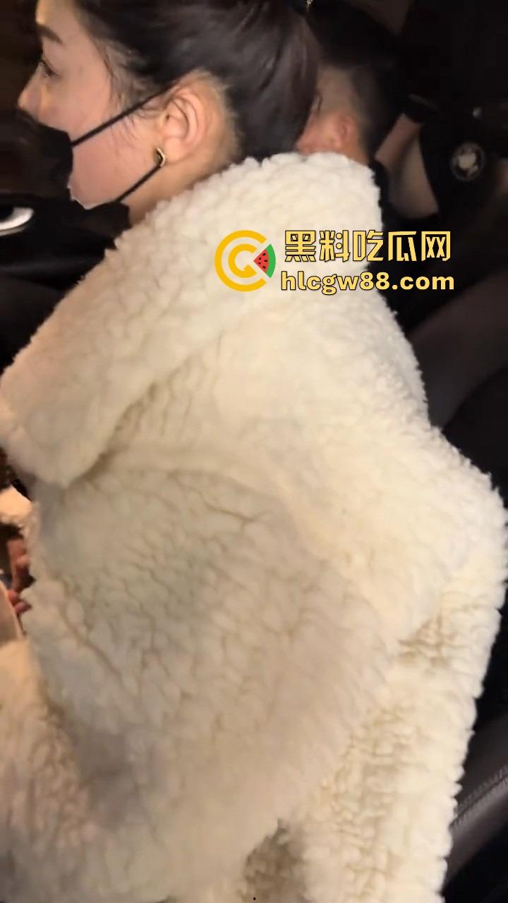 郑州奔驰车主抓小三『 卢丹丹』三姐车上被堵开房被阻,拿老婆车送小三借花献佛,三叉辉被黑的蛮惨!