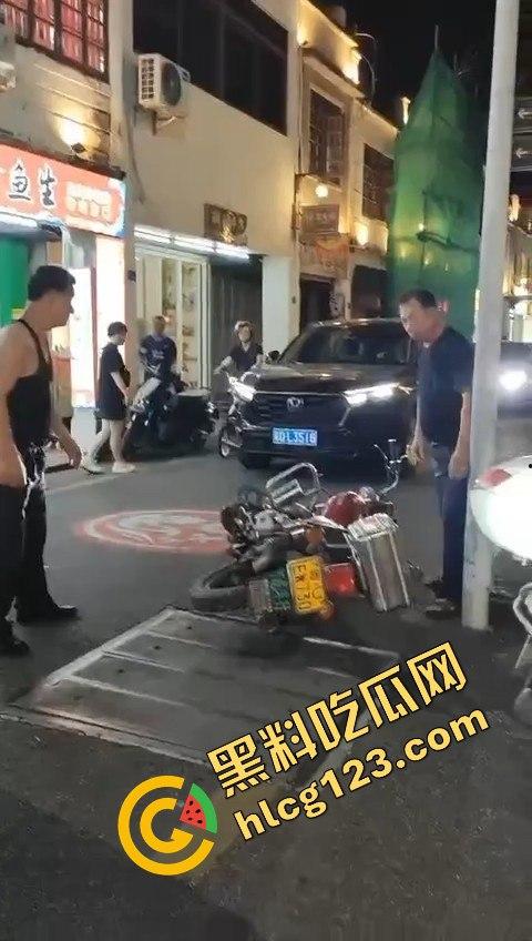 背心哥PK摩托车选手!见一次打一次,背心哥为何如此讨厌摩托车手?