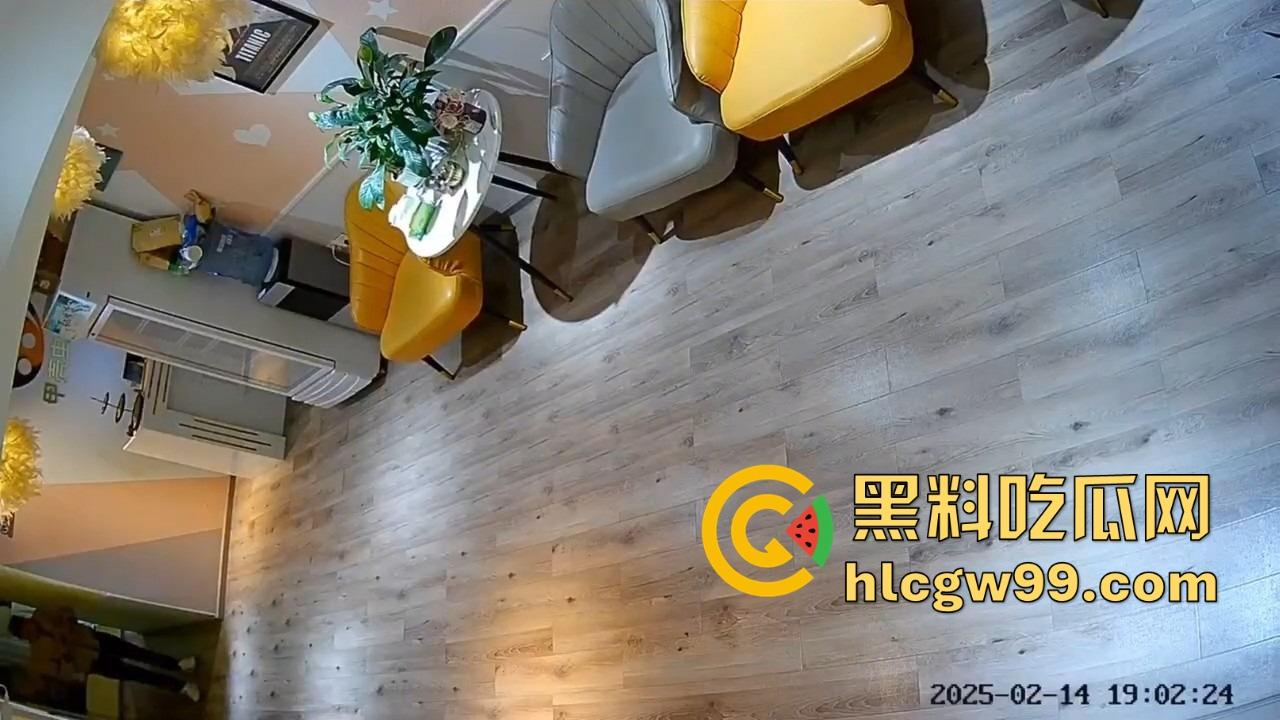 湖北大学研究生【封曦月】竟敢在私人影院强行猥亵,差点霸王硬上弓把人强奸,老板及时救场!