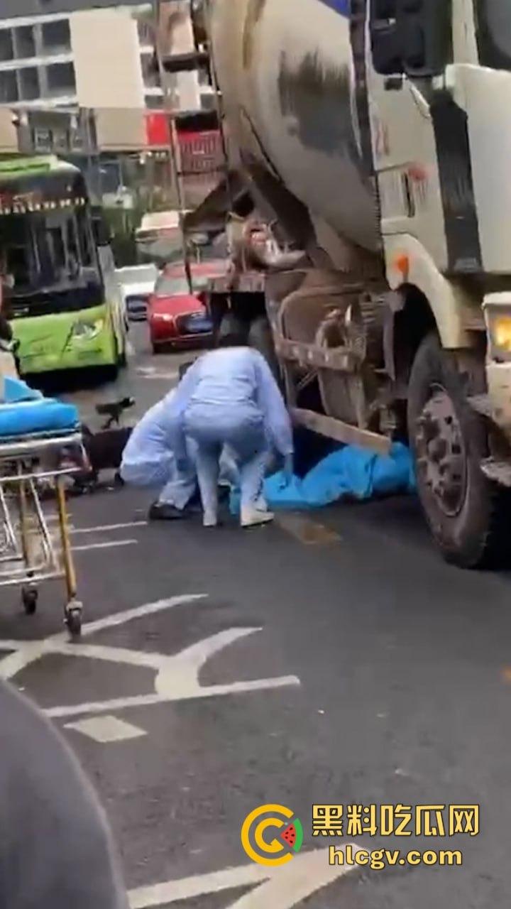 自贡张家沱隧道口工程车酿惨祸一妇女被大型工程车碾压后场景惊心!