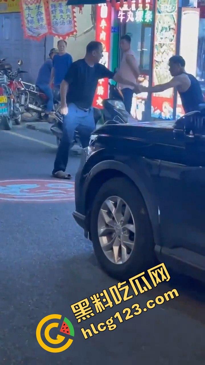 背心哥PK摩托车选手!见一次打一次,背心哥为何如此讨厌摩托车手?