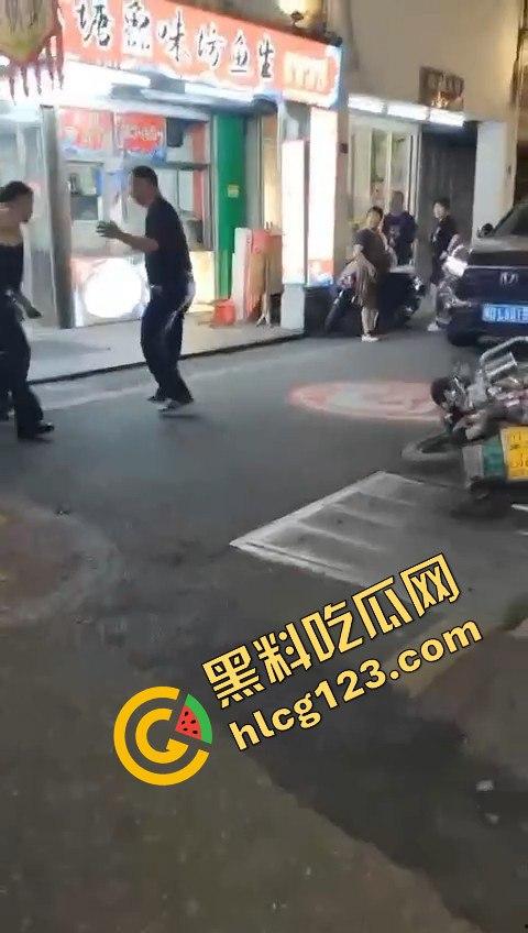 背心哥PK摩托车选手!见一次打一次,背心哥为何如此讨厌摩托车手?
