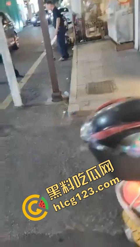背心哥PK摩托车选手!见一次打一次,背心哥为何如此讨厌摩托车手?