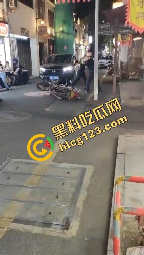 背心哥PK摩托车选手!见一次打一次,背心哥为何如此讨厌摩托车手?