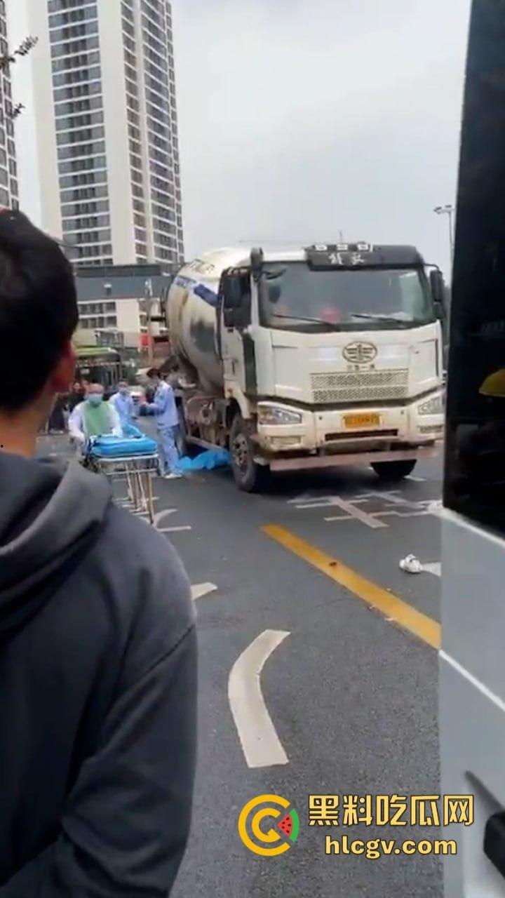 自贡张家沱隧道口工程车酿惨祸一妇女被大型工程车碾压后场景惊心!