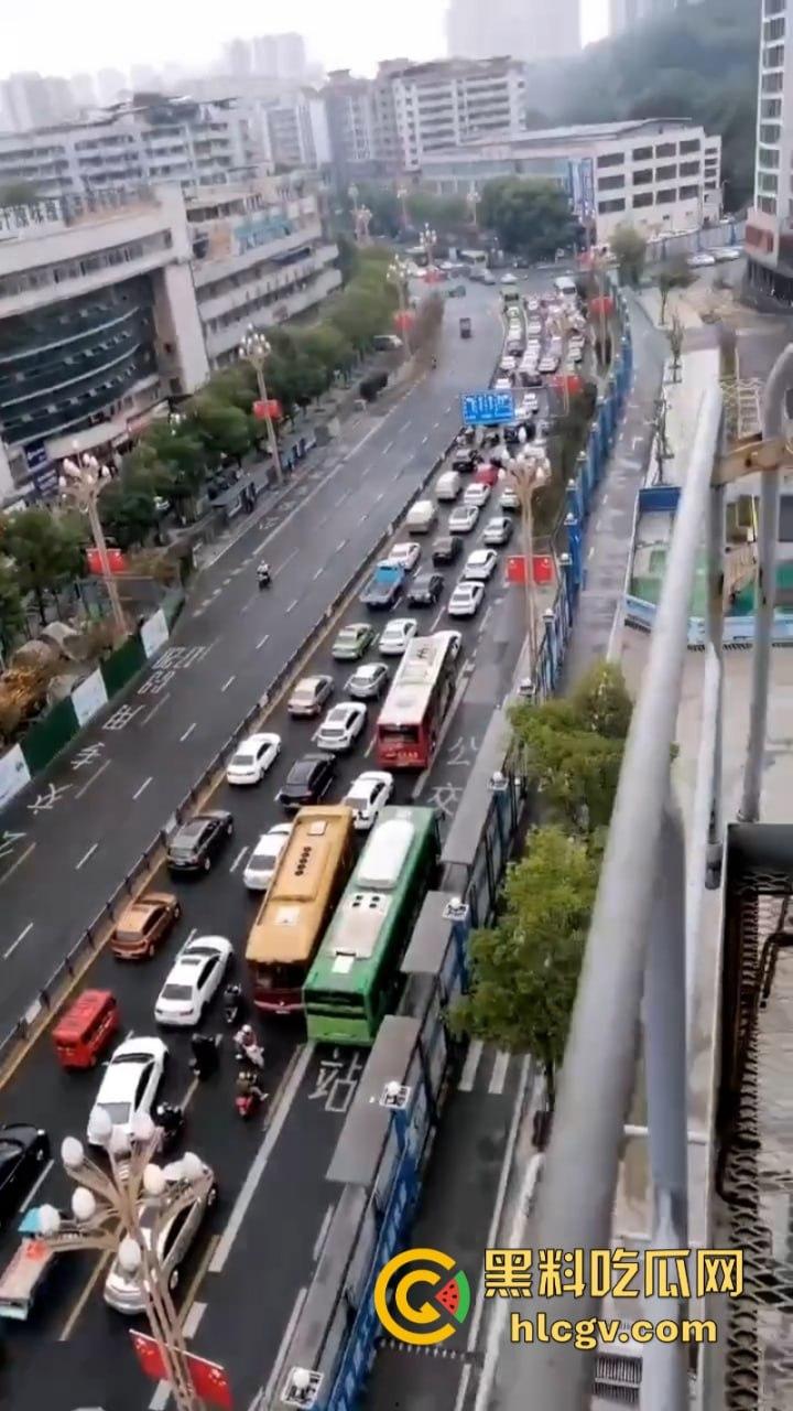 自贡张家沱隧道口工程车酿惨祸一妇女被大型工程车碾压后场景惊心!