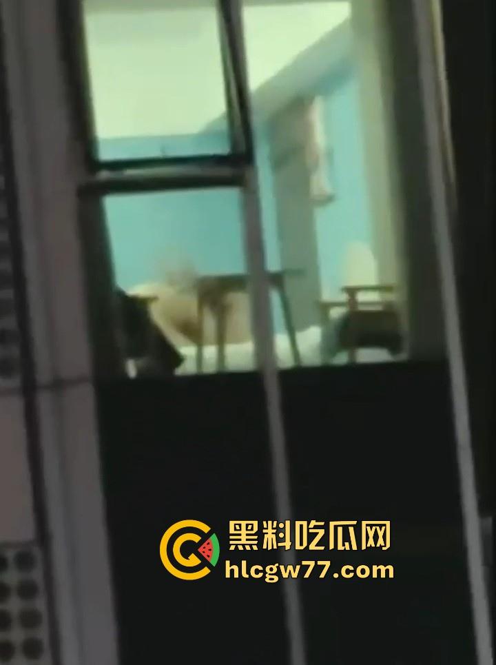 日照安泰国际广场大瓜!情侣做爱不拉窗帘被上千人围观 事后有吃瓜群众直接敲门提醒 现场视频火爆抖音!