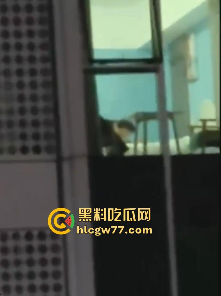 日照安泰国际广场大瓜!情侣做爱不拉窗帘被上千人围观 事后有吃瓜群众直接敲门提醒 现场视频火爆抖音!