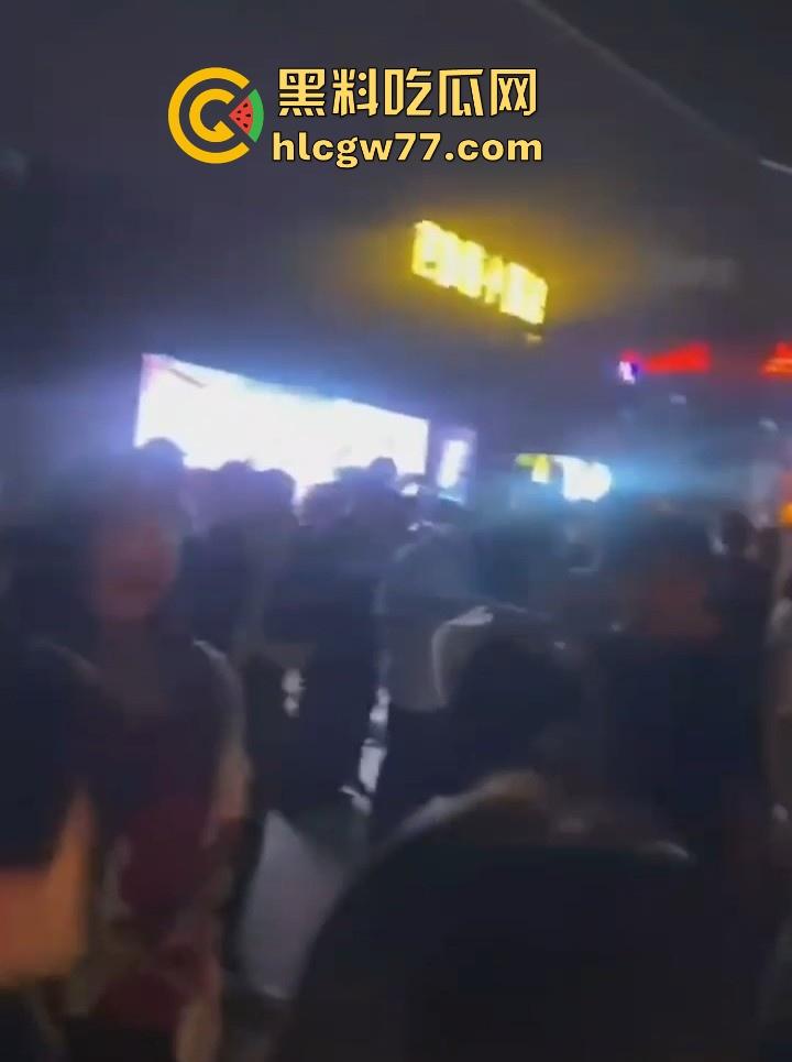 日照安泰国际广场大瓜!情侣做爱不拉窗帘被上千人围观 事后有吃瓜群众直接敲门提醒 现场视频火爆抖音!