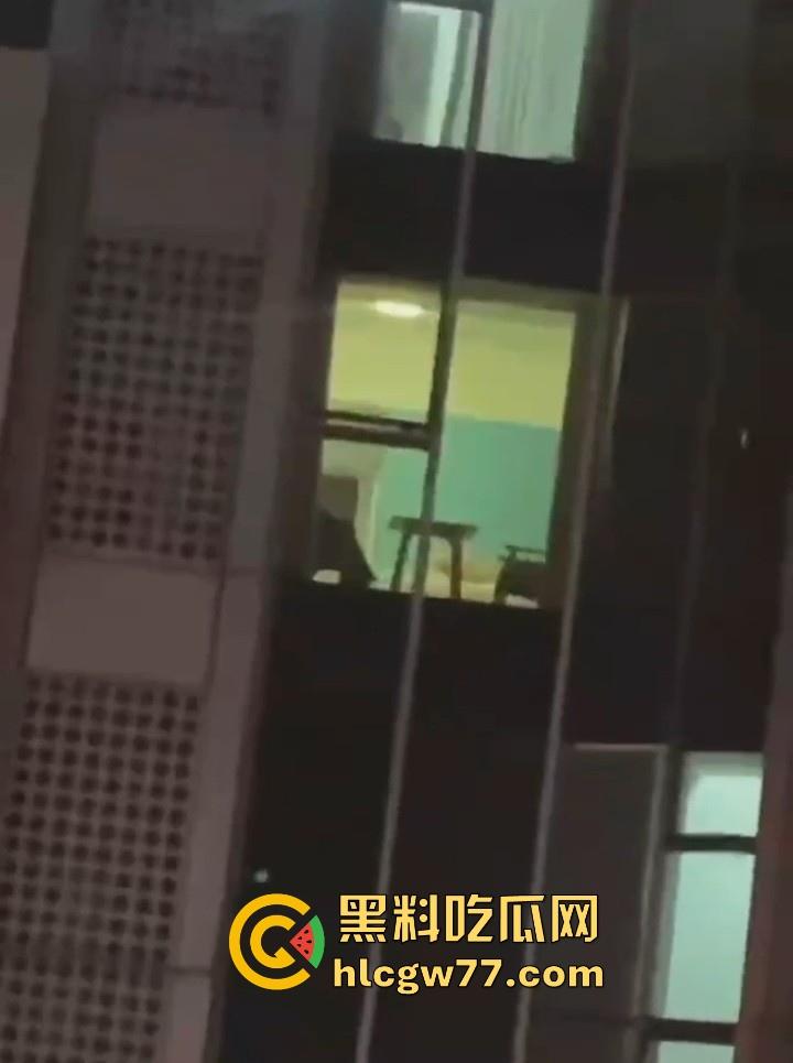 日照安泰国际广场大瓜!情侣做爱不拉窗帘被上千人围观 事后有吃瓜群众直接敲门提醒 现场视频火爆抖音!