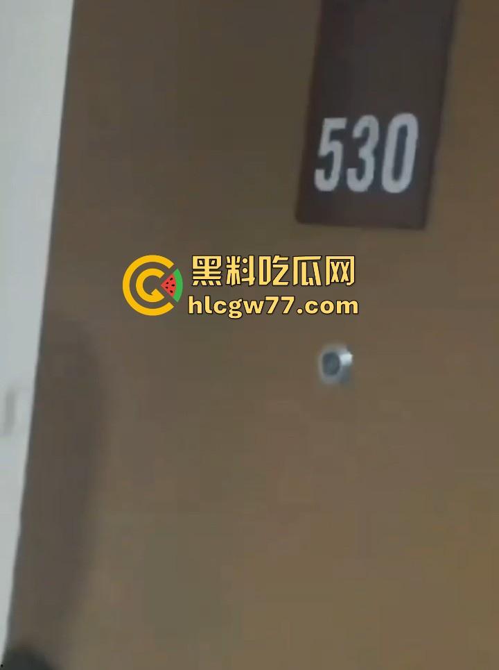 日照安泰国际广场大瓜!情侣做爱不拉窗帘被上千人围观 事后有吃瓜群众直接敲门提醒 现场视频火爆抖音!