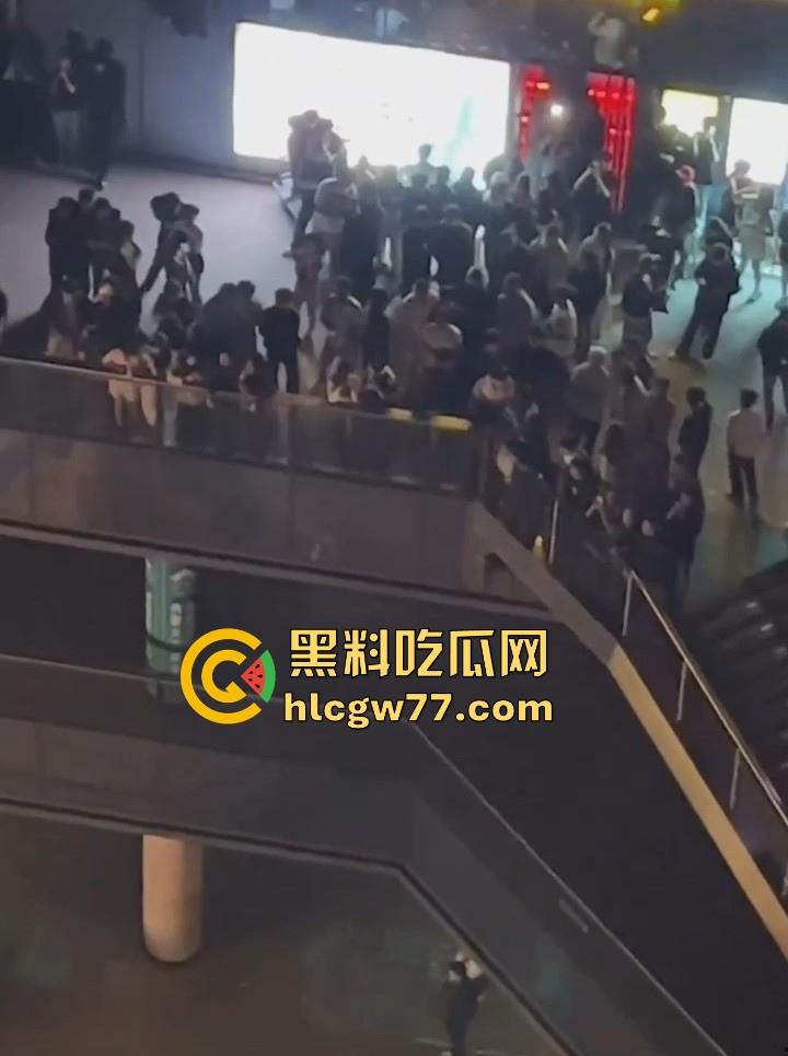 日照安泰国际广场大瓜!情侣做爱不拉窗帘被上千人围观 事后有吃瓜群众直接敲门提醒 现场视频火爆抖音!