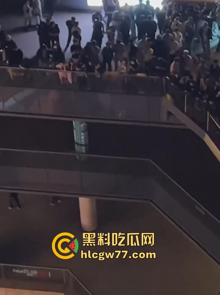 日照安泰国际广场大瓜!情侣做爱不拉窗帘被上千人围观 事后有吃瓜群众直接敲门提醒 现场视频火爆抖音!