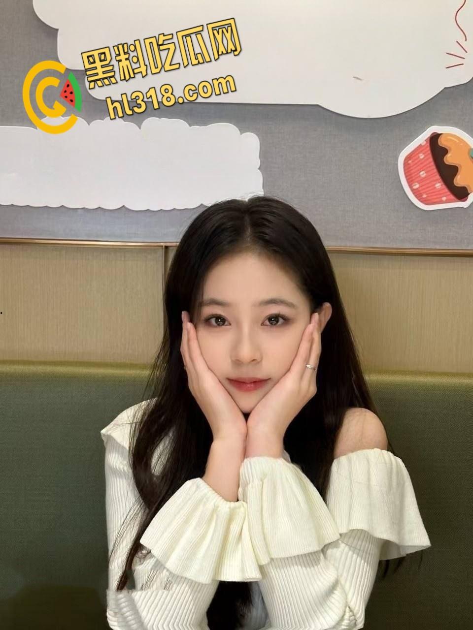 极品御姐【fabjous】,戴眼罩被男友全程录下,吃肉棒的样子太诱人,黑丝浴室被后入爆操 !