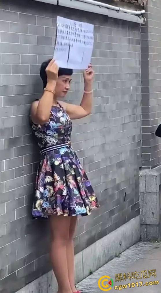 广东52岁富婆街头在线征婚大屌男，自称可给700万彩礼，骚逼常年未滋润渴望性爱，有意联系！